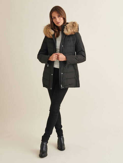 SAKI LAUREN 78 cm - Czarna kurtka puchowa z kapturem oraz prawdziwym jenotem w kolorze naturalnym