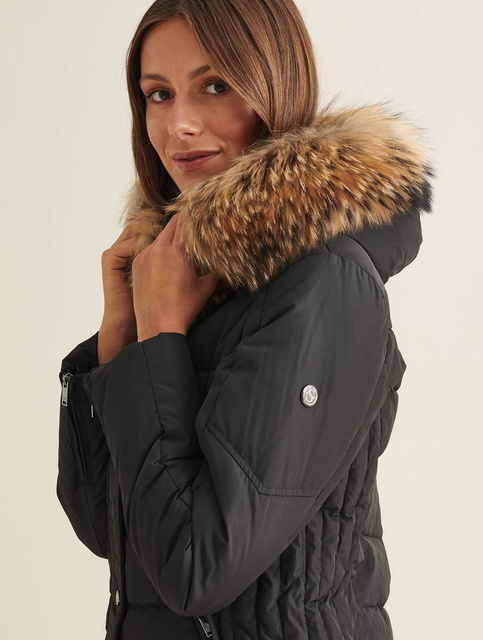 SAKI LAUREN 78 cm - Czarna kurtka puchowa z kapturem oraz prawdziwym jenotem