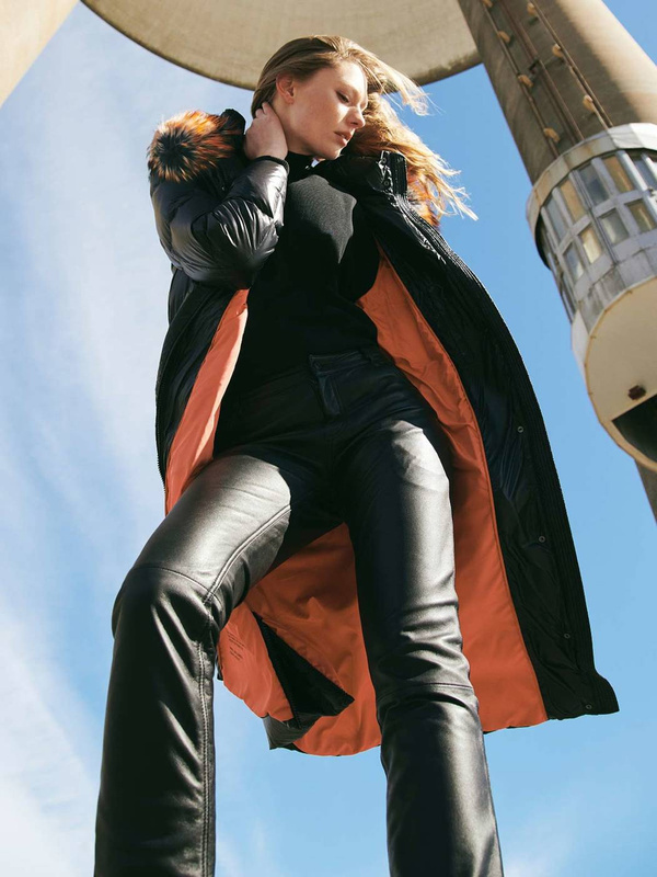 ROCKANDBLUE AIDEEN 112 cm - Długi płaszcz oversize w kolorze czarnym z kołnierzem z jenota.