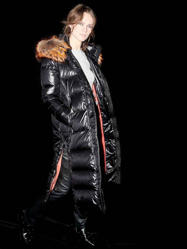 ROCKANDBLUE AIDEEN 112 cm - Długi płaszcz oversize w kolorze czarnym z kołnierzem z jenota.