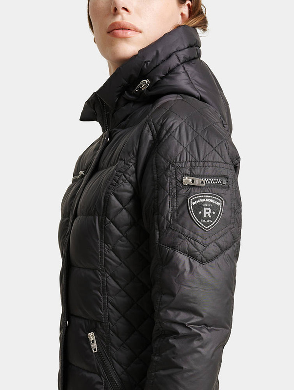 ROCKANDBLUE BEAM BARE Czarny puchowy płaszcz o bardzo wąskim kroju z kapturem bez obszycia