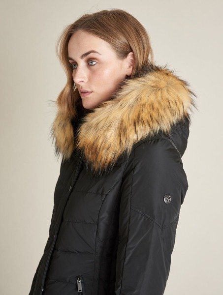 SAKI EVELYN 95 cm - Czarny płaszcz puchowy z kapturem odpinanym na suwak i sztucznym kołnierzem