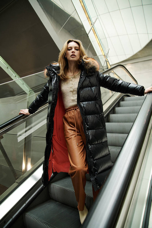 ROCKANDBLUE AIDEEN 112 cm - Długi płaszcz oversize w kolorze czarnym z kołnierzem z jenota.