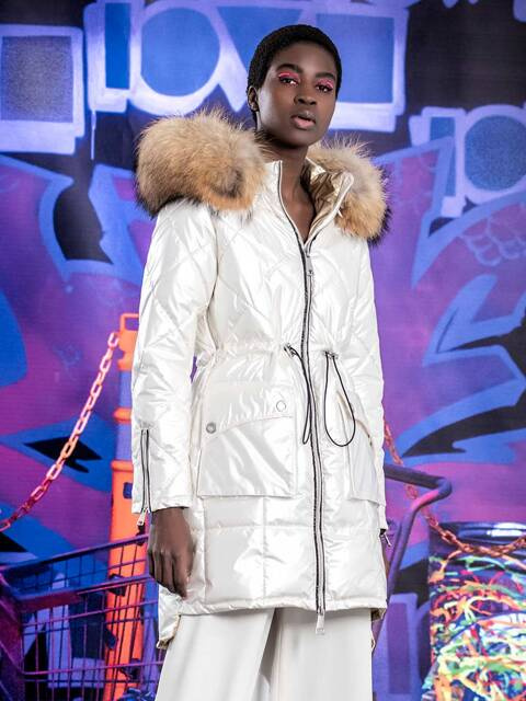 LOCO LUXO Pikowany biały płaszcz z kapturem