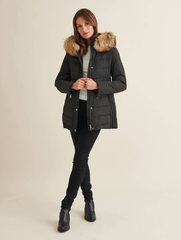 SAKI LAUREN 78 cm - Czarna kurtka puchowa z kapturem oraz prawdziwym jenotem w kolorze naturalnym