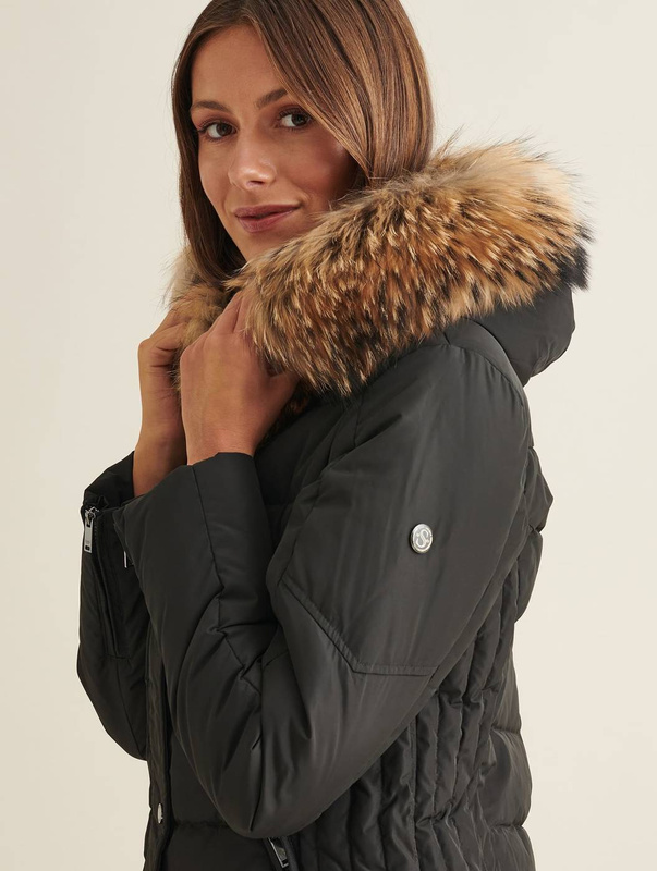 SAKI LAUREN 78 cm - Czarna kurtka puchowa z kapturem oraz prawdziwym jenotem w kolorze naturalnym