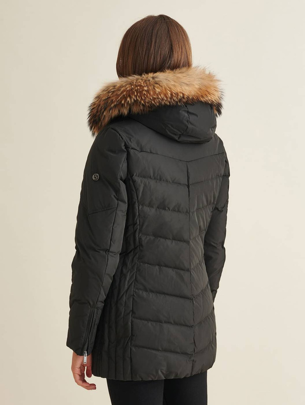 SAKI LAUREN 78 cm - Czarna kurtka puchowa z kapturem oraz prawdziwym jenotem w kolorze naturalnym