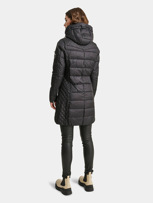 ROCKANDBLUE BEAM BARE Czarny puchowy płaszcz o bardzo wąskim kroju z kapturem bez obszycia