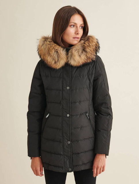 SAKI LAUREN 78 cm - Czarna kurtka puchowa z kapturem oraz prawdziwym jenotem w kolorze naturalnym