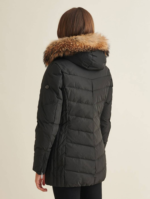 SAKI LAUREN 78 cm - Czarna kurtka puchowa z kapturem oraz prawdziwym jenotem w kolorze naturalnym