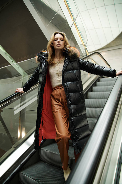  ROCKANDBLUE AIDEEN 112 cm - Długi płaszcz oversize w kolorze czarnym z kołnierzem z jenota.